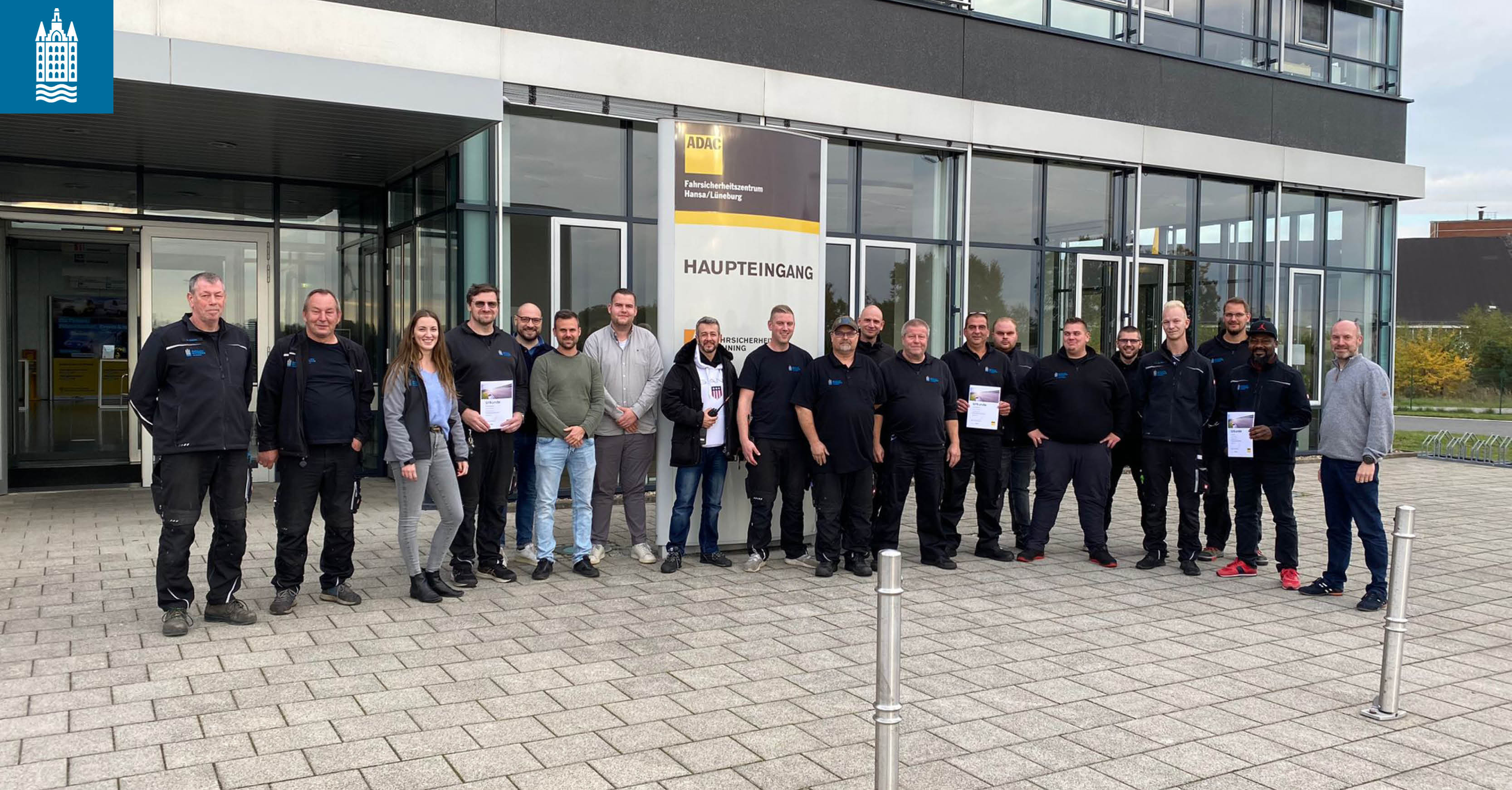 Gruppenfoto mit Urkunden