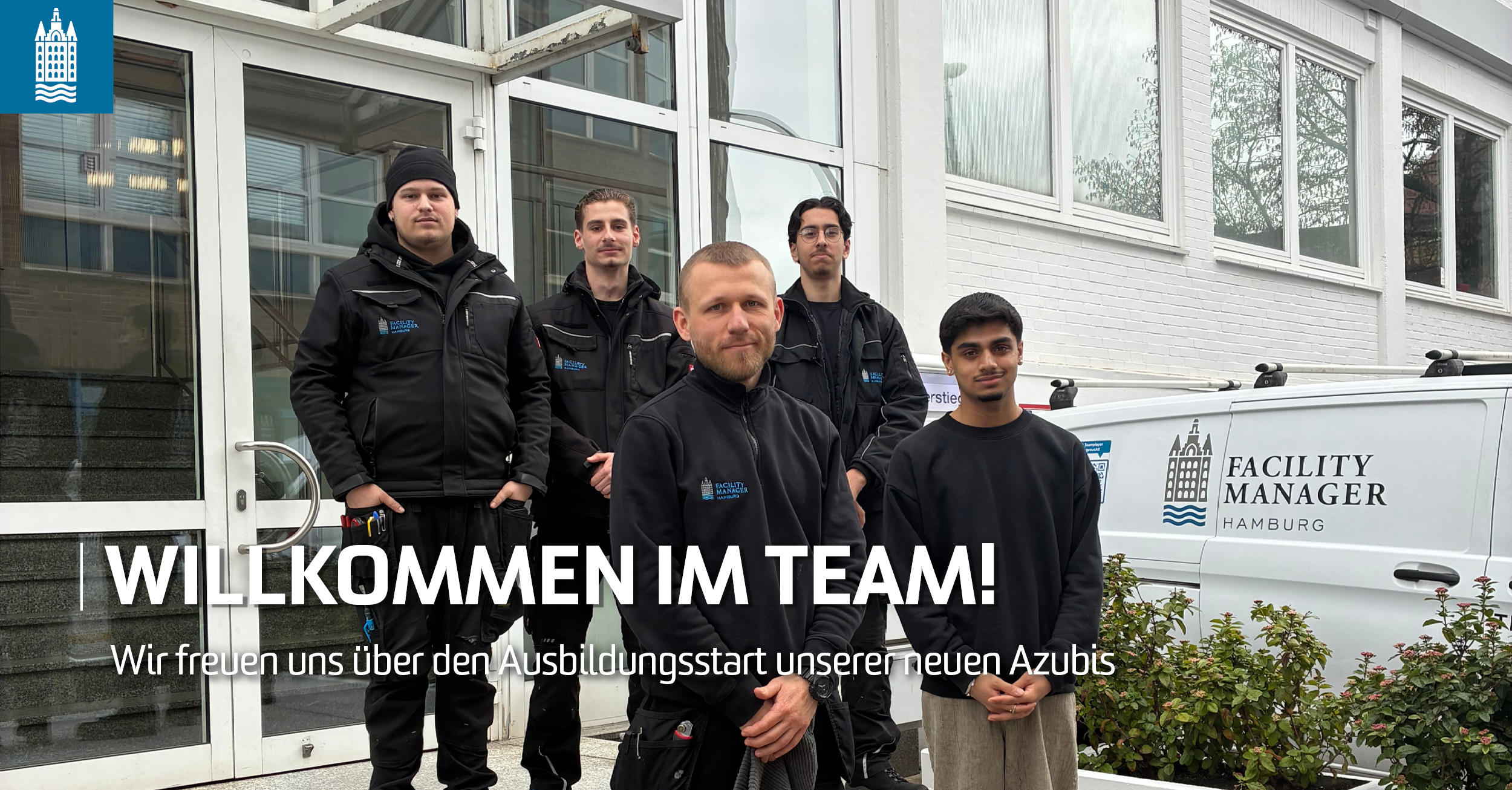 Neue Azubis Gruppenfoto vorm Büro