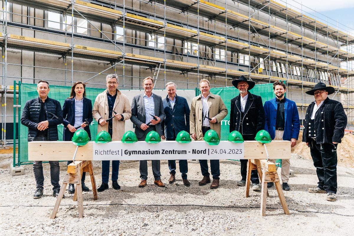 Geschäftsführung und Mitarbeitende beim traditionellen Nägel einschlagen